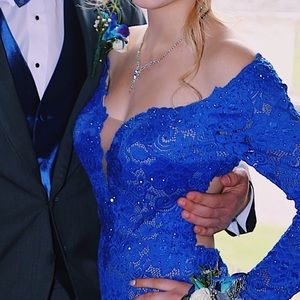 Silver/turquoise Necklace w/2  pair of earrings